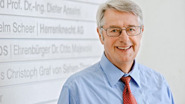 Dr. Otto Majewski, Ehrensenator und Ehrenbürger der Technischen Universität München (TUM), vor der Stifterwand im Hauptgebäude der Universität