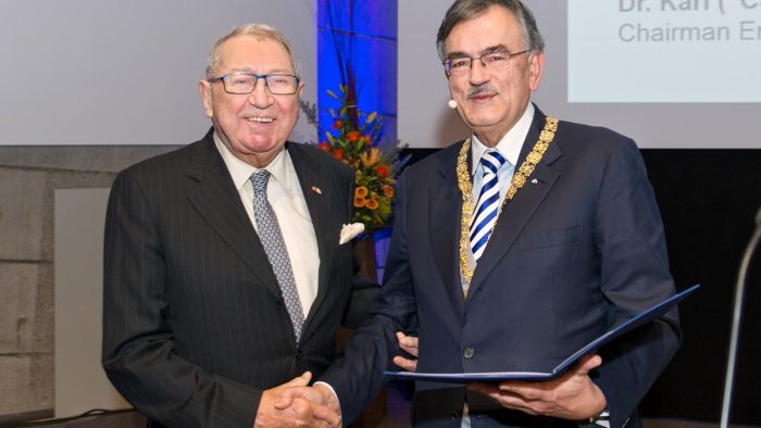 Chemiker Dr. Karl Wamsler (links) und Wolfgang A. Herrmann, Präsident der Technischen Universität München (TUM), am Dies academicus 2015