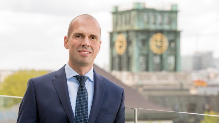 Dr.-Ing. Daniel Tomic vor dem Thiersch-Turm am Stammgelände der Technischen Universität München (TUM)