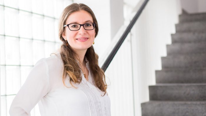 Portrait der Chemikerin Dr. Madleen Busse, die als Postdoktorandin/Postdoc am Lehrstuhl für biomedizinische Physik der TUM forscht.